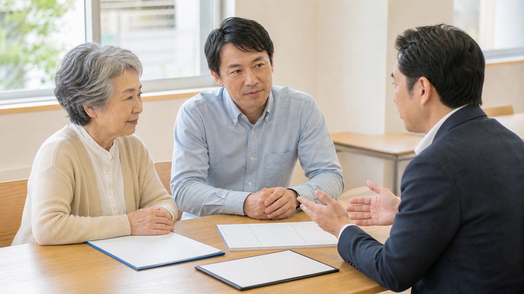 高齢者と家族が行政窓口で住まいの選択肢を相談するテーマ画像